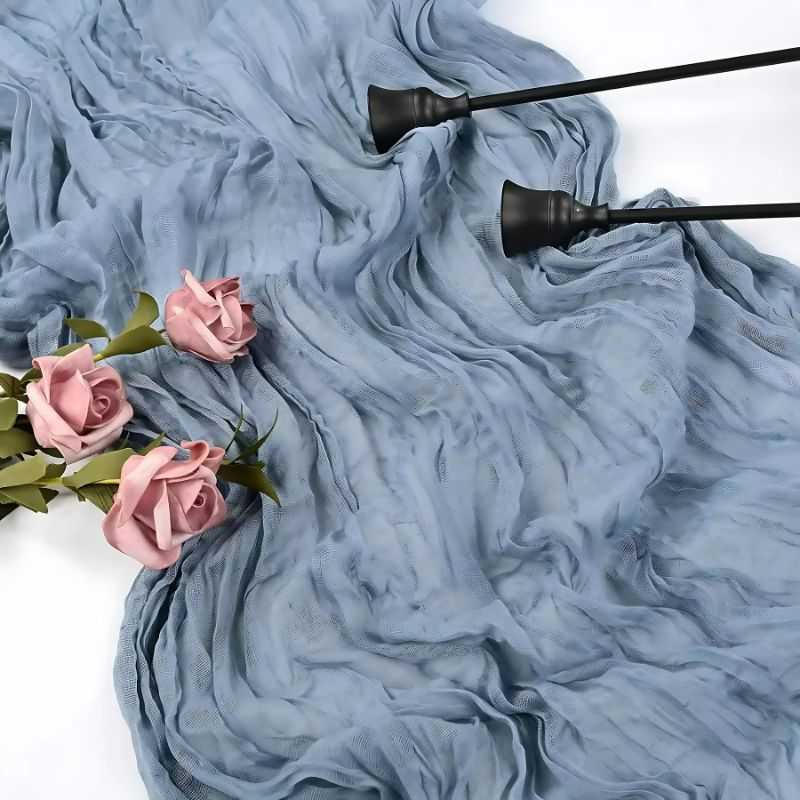 chemin de table froissé style boho en couleur bleu gris