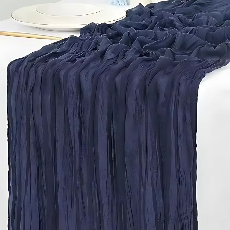 chemin de table froissé style boho en couleur bleu marine