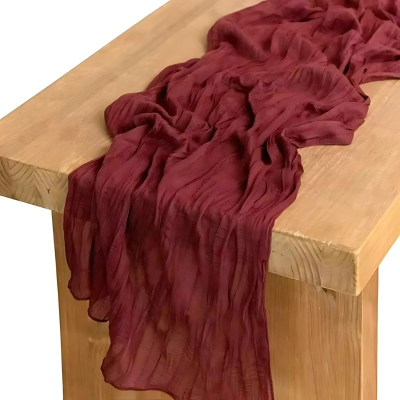 chemin de table froissé style boho en couleur bordeaux