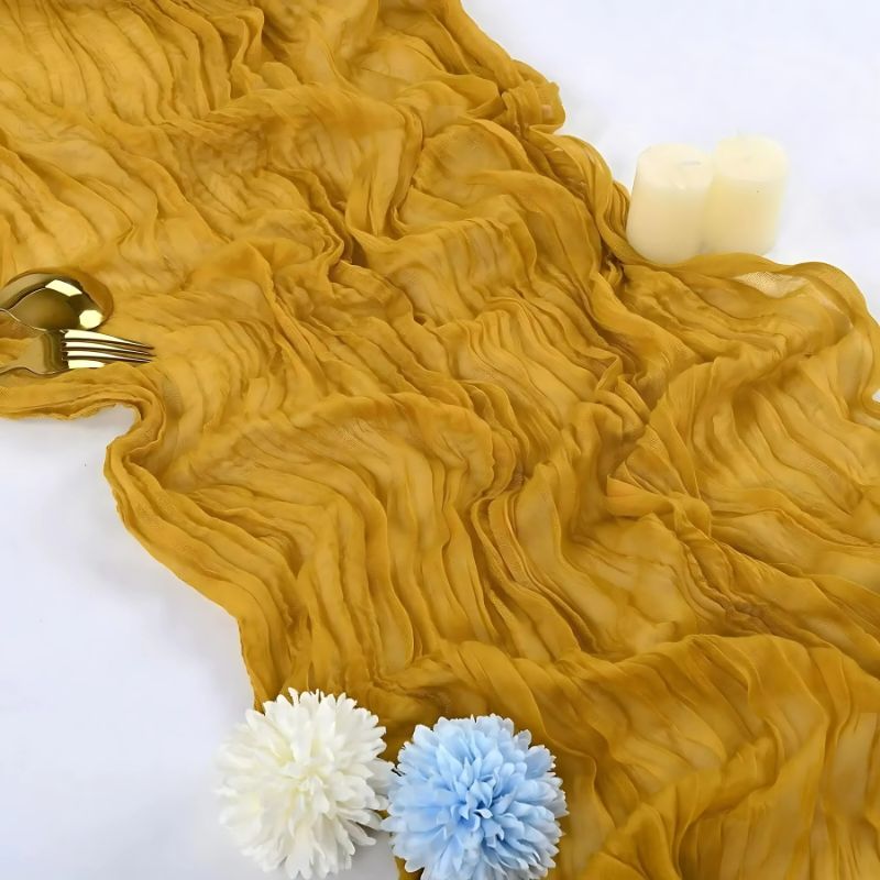 chemin de table froissé style boho en couleur jaune moutarde