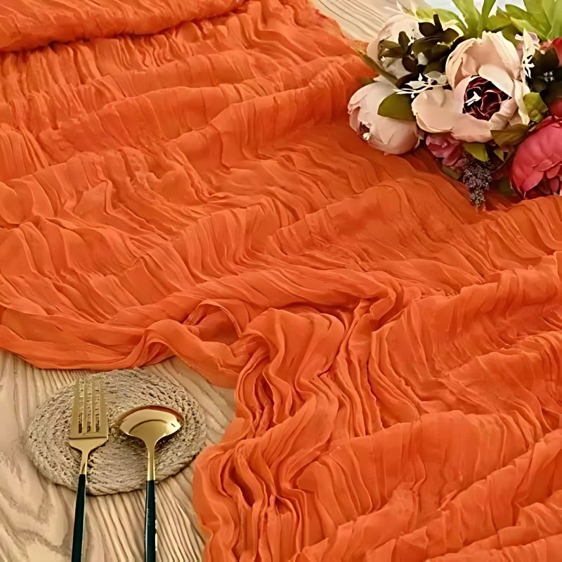 chemin de table froissé style boho en couleur orange