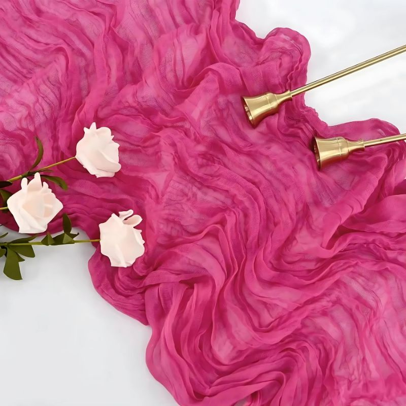 chemin de table froissé style boho en couleur rose fushia
