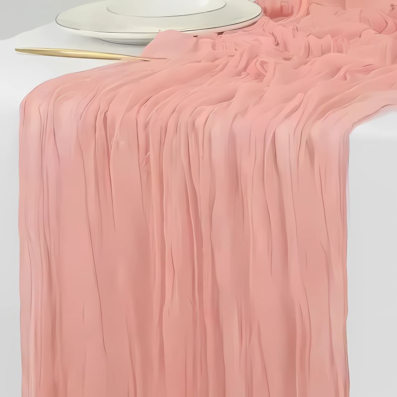 chemin de table froissé style boho en couleur rose pêche