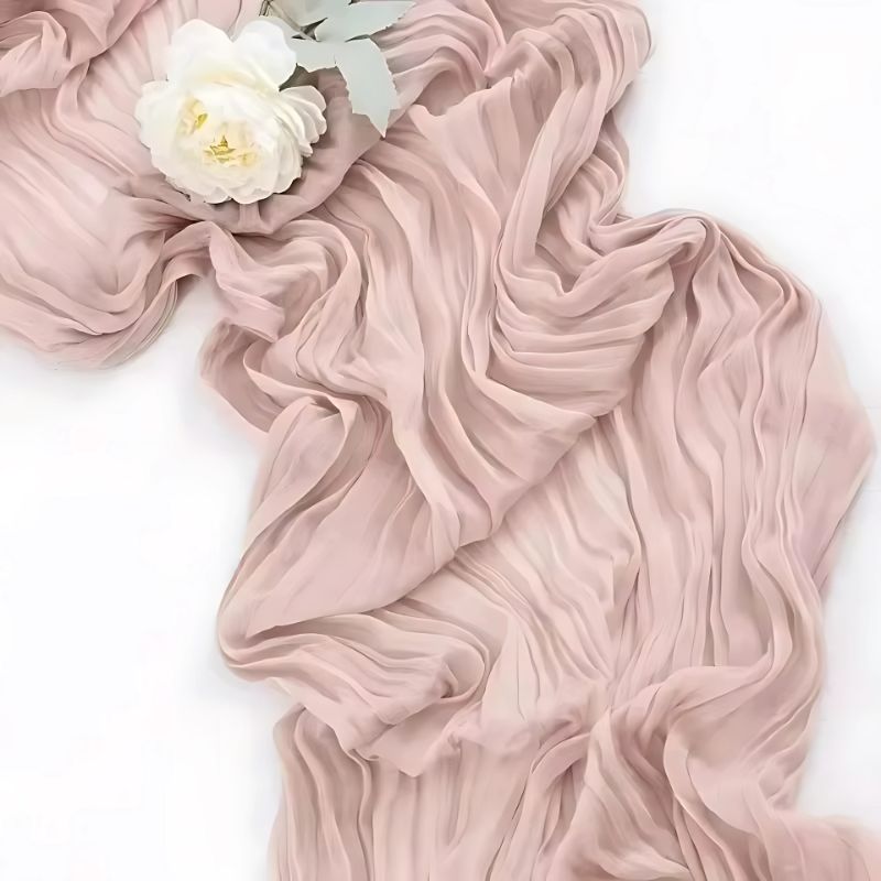 chemin de table froissé style boho en couleur rose poudré
