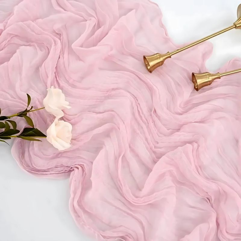 chemin de table froissé style boho en couleur rose