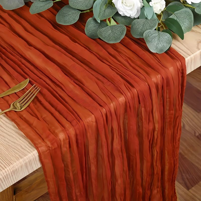 chemin de table froissé style boho en couleur rouge rouille