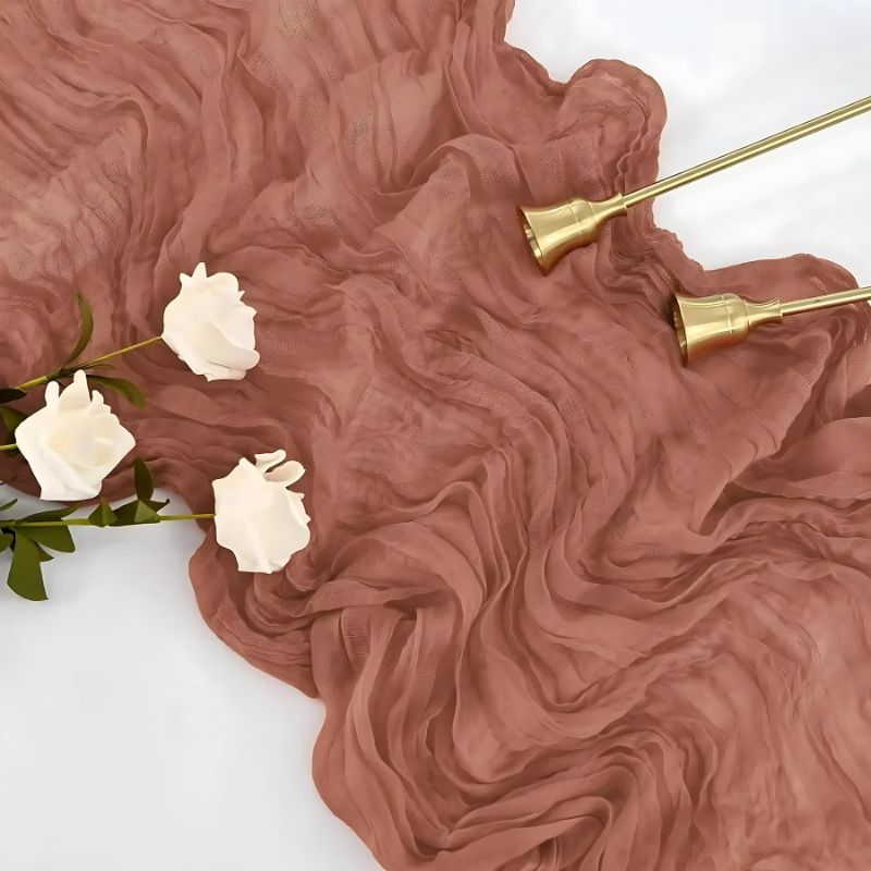 chemin de table froissé style boho en couleur terracotta