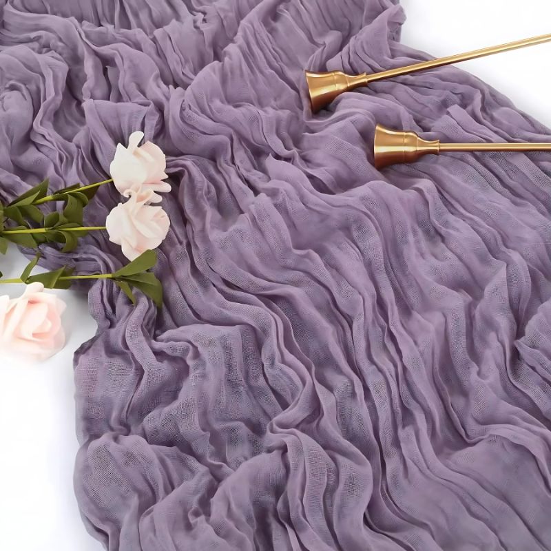 chemin de table froissé style boho en couleur violet raisin