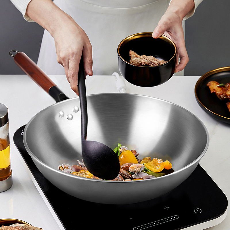 Wok Anti Adhésif Sans Revêtement | KitchyGoods