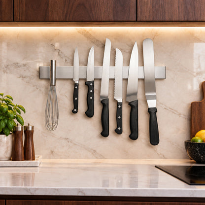 Barre magnétique murale en inox avec couteaux dans une cuisine