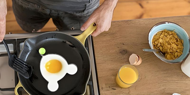 ustensiles de cuisine  pour préparer des oeufs