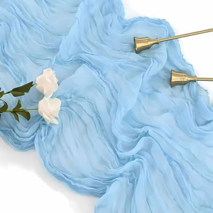 chemin de table froissé style boho en couleur bleu ciel