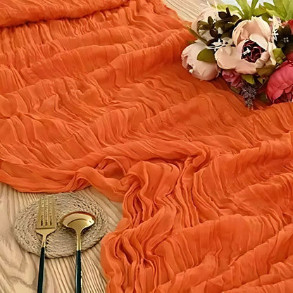 chemin de table froissé style boho en couleur orange