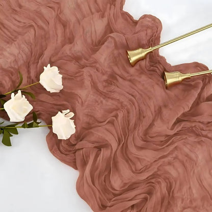 chemin de table froissé style boho en couleur terracotta